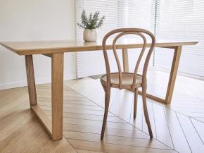 Stół z nogami drewnianymi