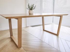 Stół z nogami drewnianymi