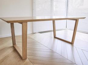 Stół z nogami drewnianymi