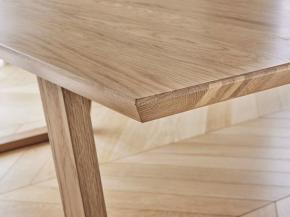 Stół z nogami drewnianymi