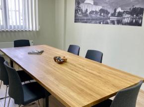 Stół z nogami stalowymi