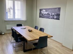 Stół z nogami stalowymi